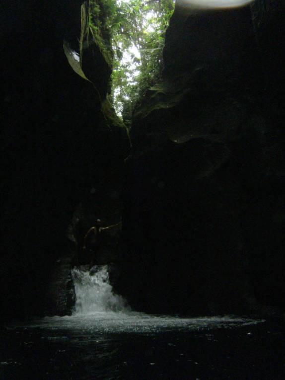 No topo da primeira cachoeira do Titou Gorge, no Trois Pitons National Park, em Dominica, no Caribe